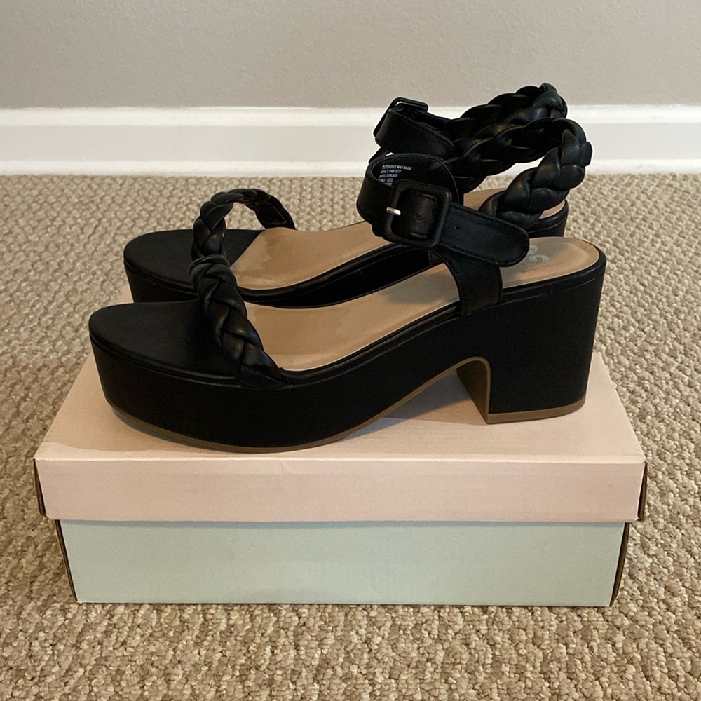 NEW IN BOX SO Brand chunky heeled black faux leather platform sandals